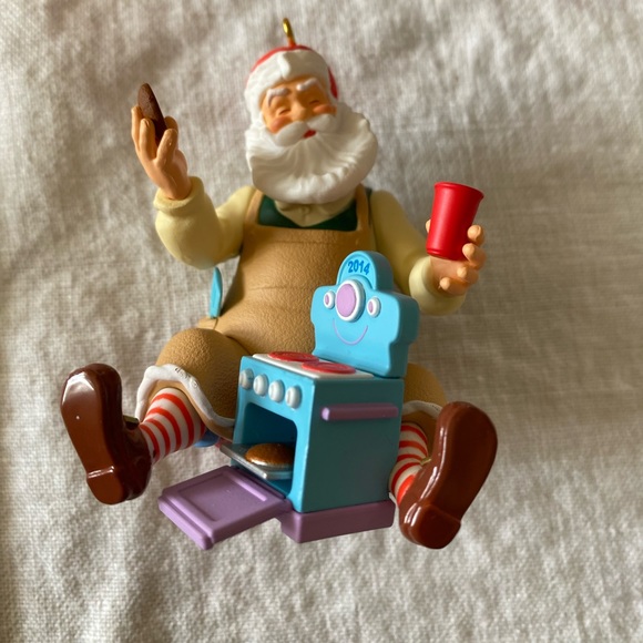 Hallmark’14 Toymaker Santa Series - Picture 3 of 13